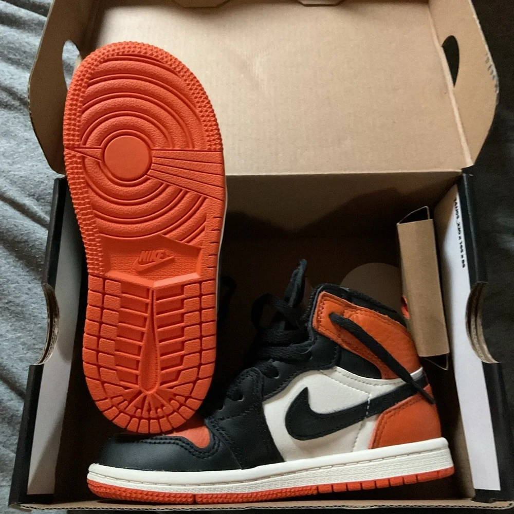 Jordan 1 Retro High OG TD in Black and Sail - Picture 2 of 6